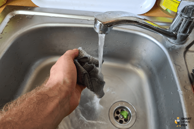 Das Wischtuch des Ecovacs Winbot W1 Pro wird unter fließendem Wasser gereinigt